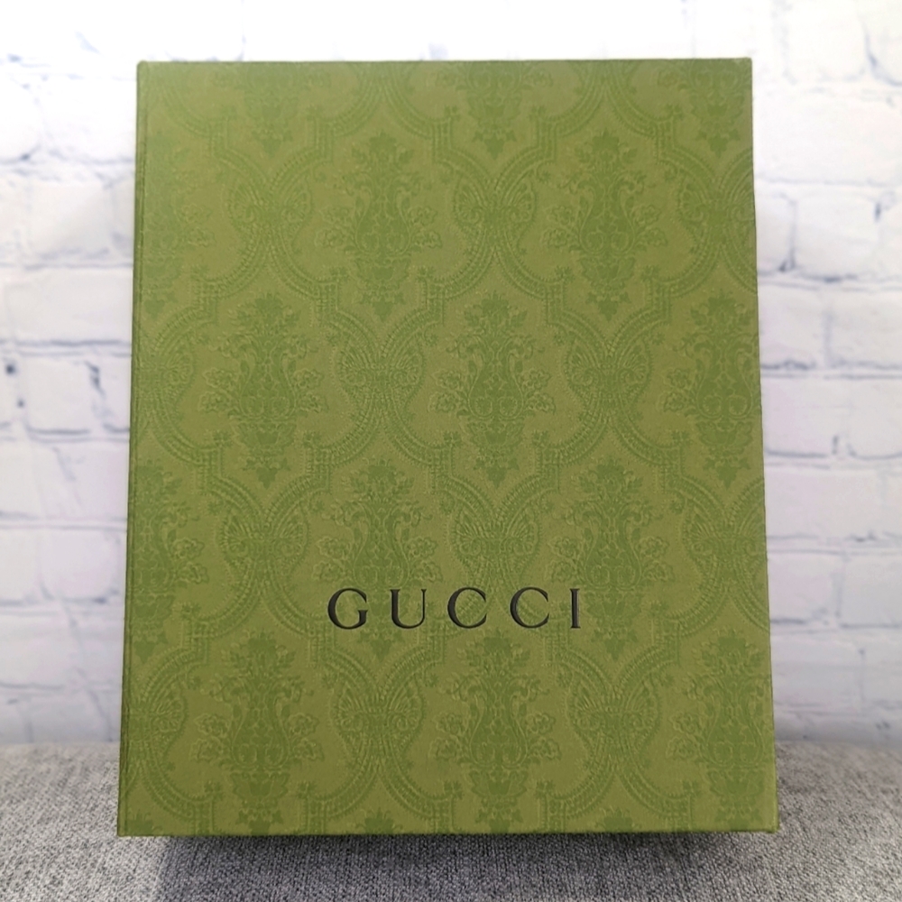 Gucci box excellent condition mid to large size